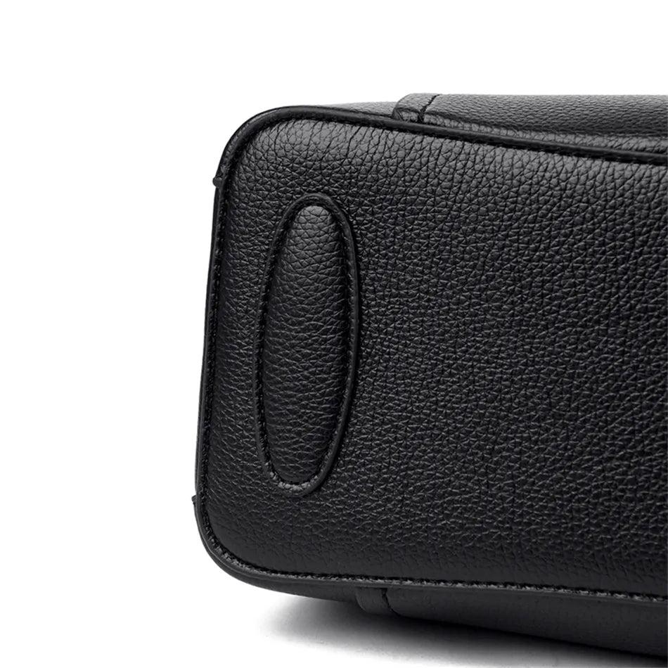 Schwarze Lederhandtasche, Nahaufnahme, strukturiertes Material, elegantes Design, Damenmode.