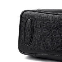 Schwarze Lederhandtasche, Nahaufnahme, strukturiertes Material, elegantes Design, Damenmode.