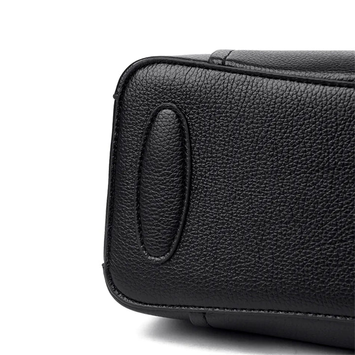 Schwarze Lederhandtasche, Nahaufnahme, strukturiertes Material, elegantes Design, Damenmode.