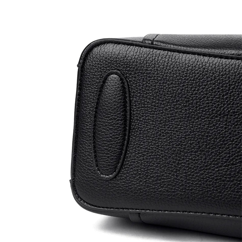 Schwarze Lederhandtasche, Nahaufnahme, strukturiertes Material, elegantes Design, Damenmode.