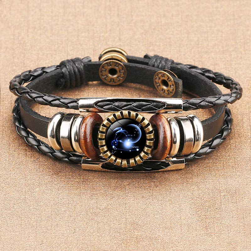 Schwarzes Lederarmband mit braunen Holzperlen und Metallakzenten, verstellbar, Unisex.