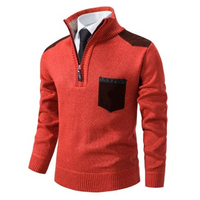 Roter Herrenpullover mit Reißverschluss, braunen Akzenten und Brusttasche, elegantes Design.