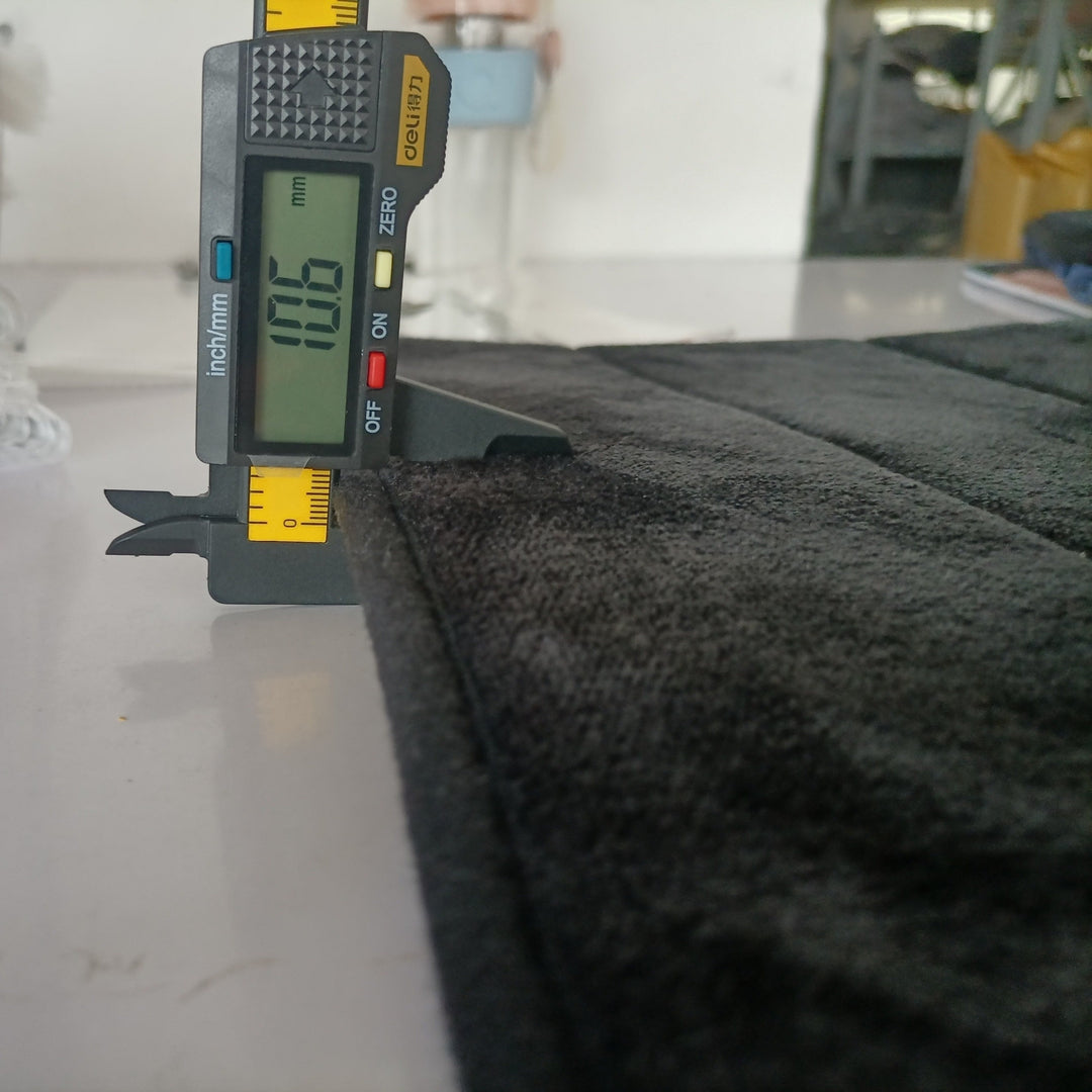 Schieblehre misst 10,6 mm dickes schwarzes Material, Präzisionswerkzeug, digitale Anzeige.