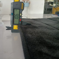 Schieblehre misst 10,6 mm dickes schwarzes Material, Präzisionswerkzeug, digitale Anzeige.