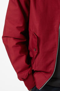 Rote Bomberjacke aus Baumwolle, Herrenmode, Reißverschluss, lässiger Stil, Herbstbekleidung.