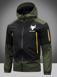Schwarze und grüne Outdoor-Jacke mit Kapuze, gelben Reißverschlüssen, "strong Bull" Logo.