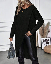 Frau in schwarzem Strickpullover, Lederhose, mit blauer Handtasche, modisch, elegant, Herbstmode.