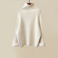 Weißer Rollkragenpullover aus Strick, Damenmode, warm, elegant, Herbst-Winter-Kleidung.