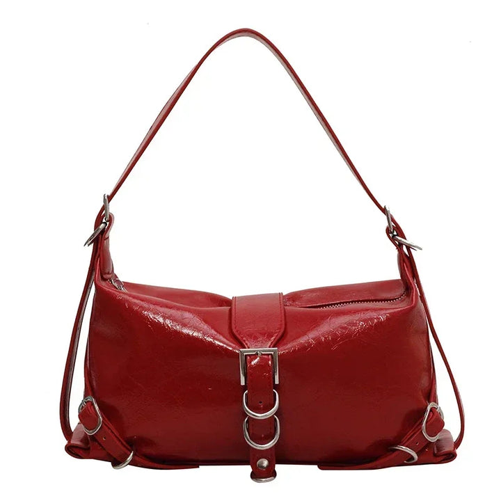 Rote Lederhandtasche mit Schulterriemen und Schnallen, modisch und elegant.