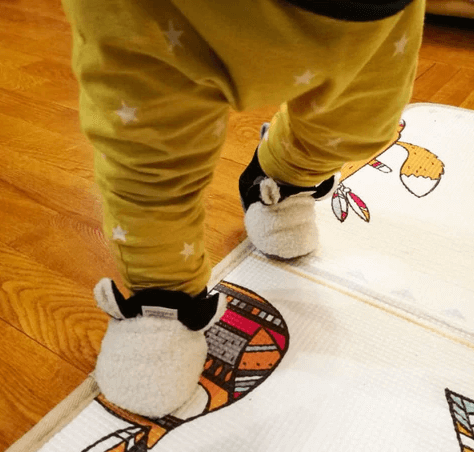 Weiche rutschfeste Lauflernschuhe für Babys mit Lamm-Motiv – Winterzauber Schrittchenwarm