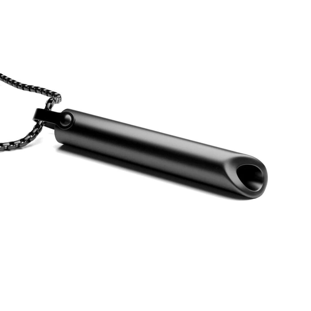 Schwarze Edelstahlpfeife an Kette, modernes Design, minimalistisches Accessoire.