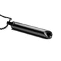 Schwarze Edelstahlpfeife an Kette, modernes Design, minimalistisches Accessoire.