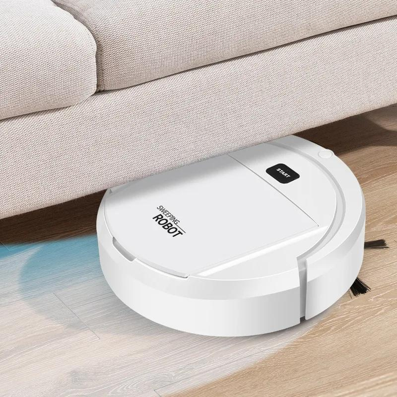 Weißer Saugroboter unter Sofa, automatischer Staubsauger, effiziente Bodenreinigung, Smart Home.