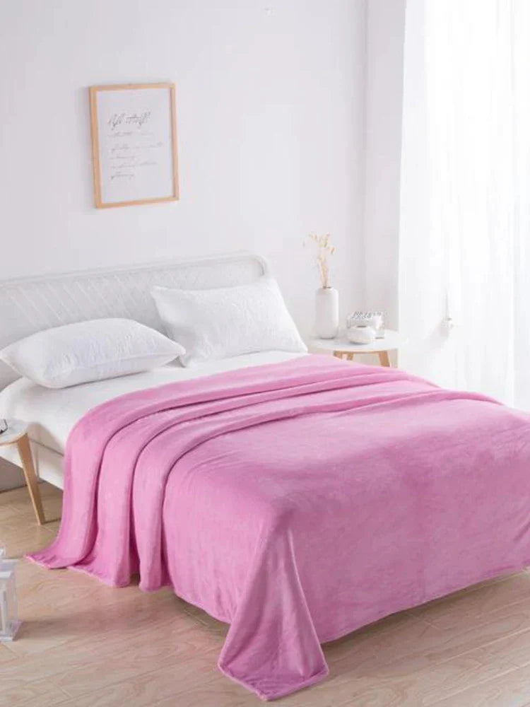 Rosa Fleecedecke auf weißem Bett, Schlafzimmer, gemütlich, weich, Dekoration, Tagesdecke.
