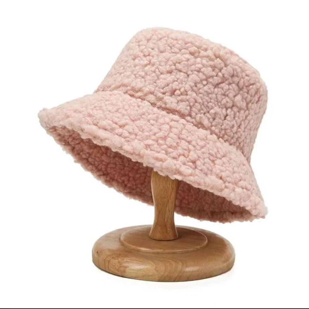 Rosa Damen-Bucket-Hut aus Fleece auf Holzständer, modisch, warm, Winteraccessoire.