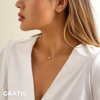 Frau mit goldener Stern-Halskette, elegantes Design, weißes Oberteil, Schmuckmode.