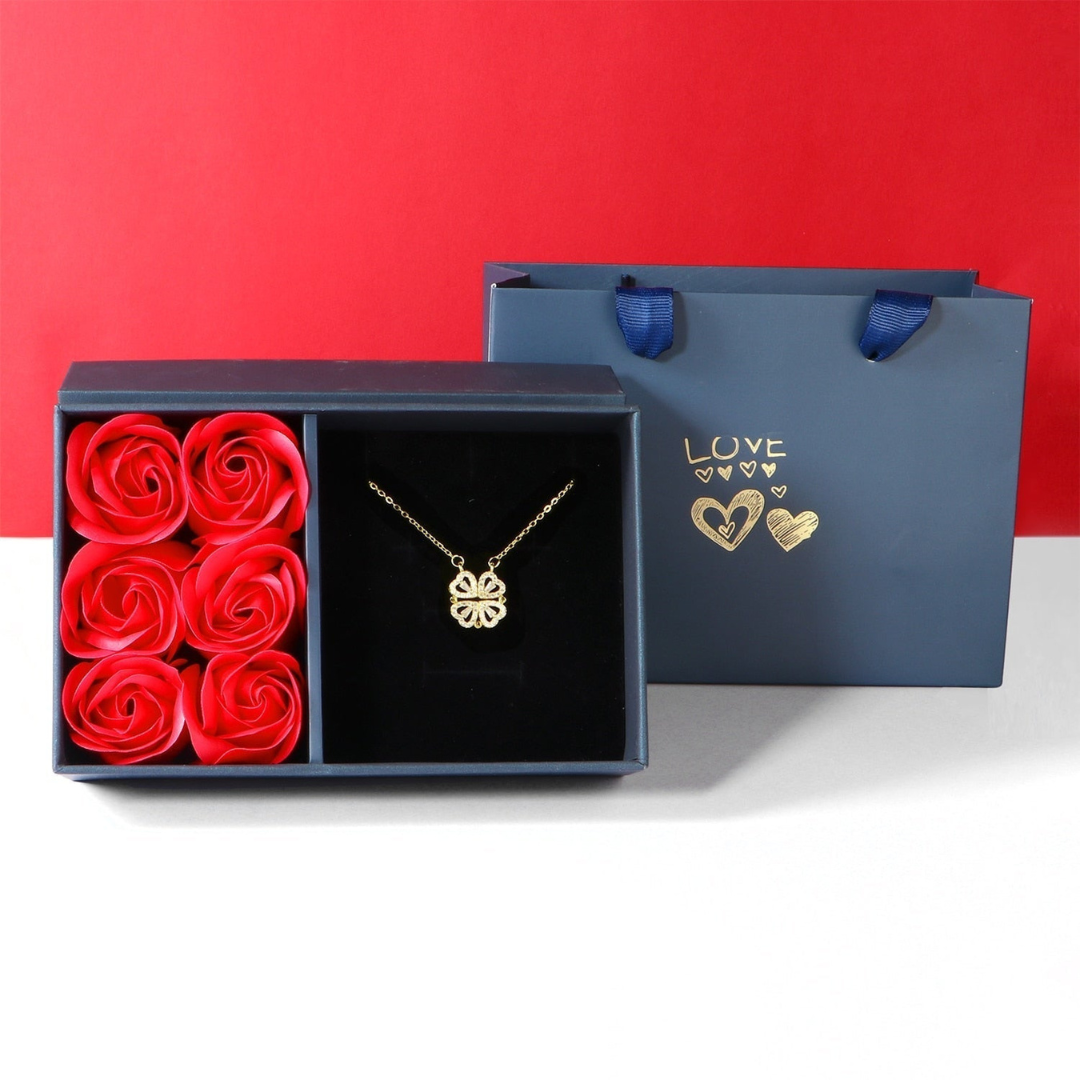 Blaue Geschenkbox mit roten Rosen und goldener Halskette, ideal für romantische Anlässe.