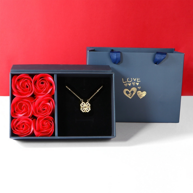 Blaue Geschenkbox mit roten Rosen und goldener Halskette, ideal für romantische Anlässe.