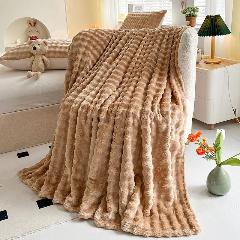 Beige Kuscheldecke aus Kunstfell auf Sofa, gemütliches Wohnzimmer, moderne Inneneinrichtung.