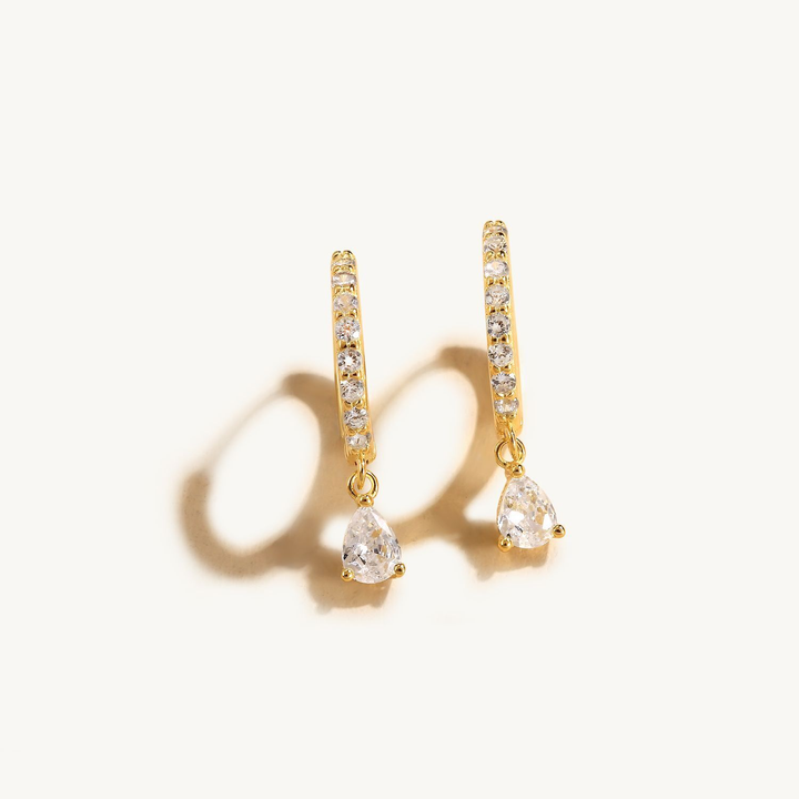 Goldene Creolen mit Zirkonia und tropfenförmigem Anhänger, eleganter Schmuck für Damen.