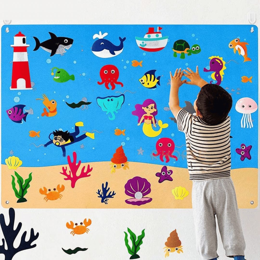 Kind spielt mit buntem Unterwasser-Wandsticker-Set, Meerestiere, Leuchtturm, Kinderzimmer-Deko.