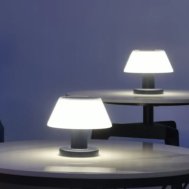 Zwei moderne LED-Tischlampen, weiß, auf runden Tischen, minimalistisch, Innenbeleuchtung.