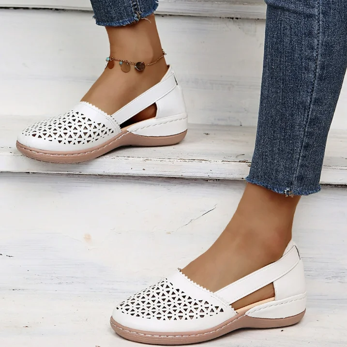 Weiße Damen-Loafer aus Leder mit Cut-Outs, bequem, modisch, ideal für den Sommer.