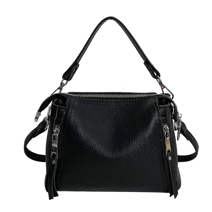 Schwarze Lederhandtasche mit Reißverschlüssen, elegantes Design, Damenmode Accessoire.