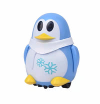 Blauer Pinguin-Spielzeug mit Schal und Schneeflocken, Kunststoff, Kinder, Geschenkidee.