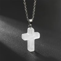 Silberne Halskette mit weißem Kreuz-Anhänger aus Kristall, eleganter Schmuck für Damen.