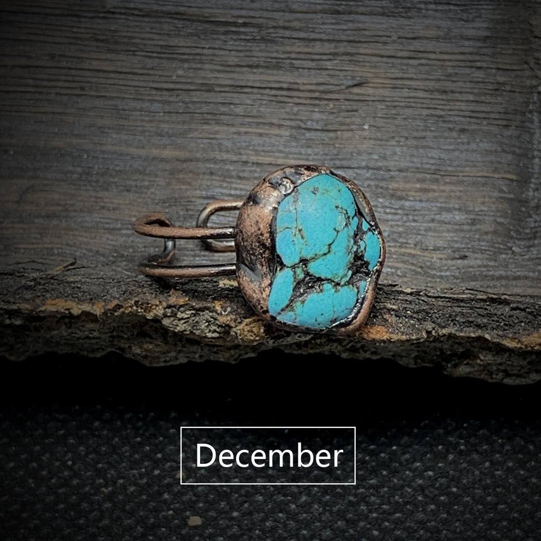 Türkisfarbener Ring mit Kupferfassung auf Holz, Geburtsstein Dezember, handgefertigter Schmuck.