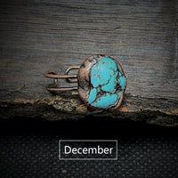 Türkisfarbener Ring mit Kupferfassung auf Holz, Geburtsstein Dezember, handgefertigter Schmuck.