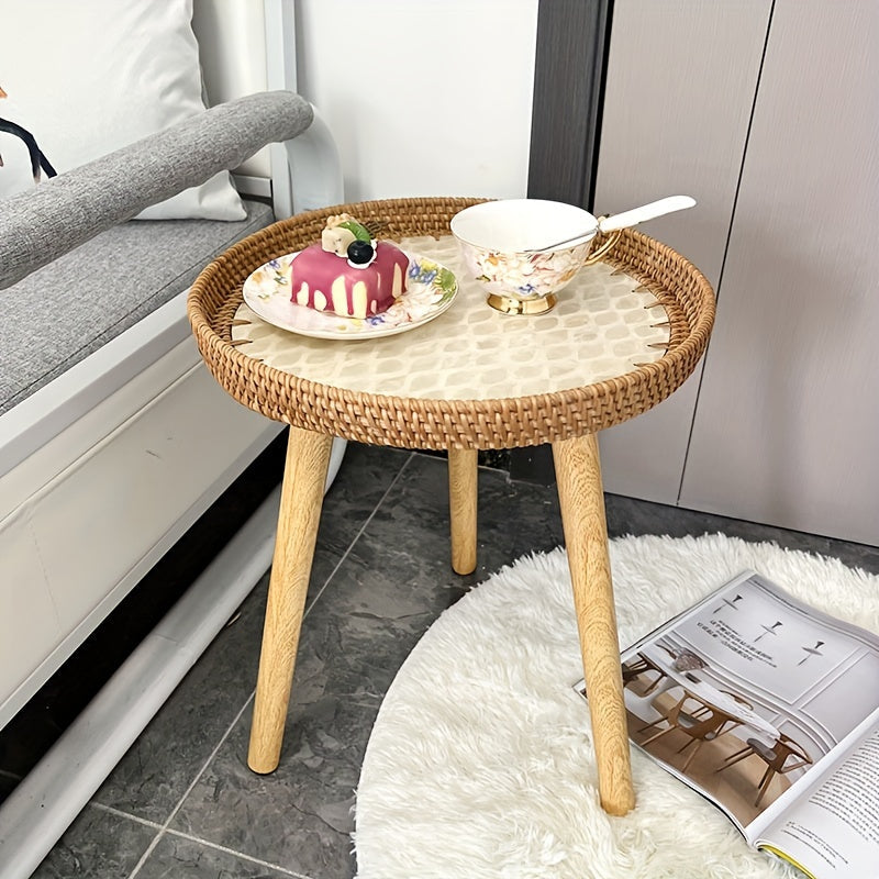 Runder Beistelltisch aus Holz mit Tasse und Kuchen, skandinavisches Design, Wohnzimmer Deko.