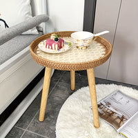Runder Beistelltisch aus Holz mit Tasse und Kuchen, skandinavisches Design, Wohnzimmer Deko.