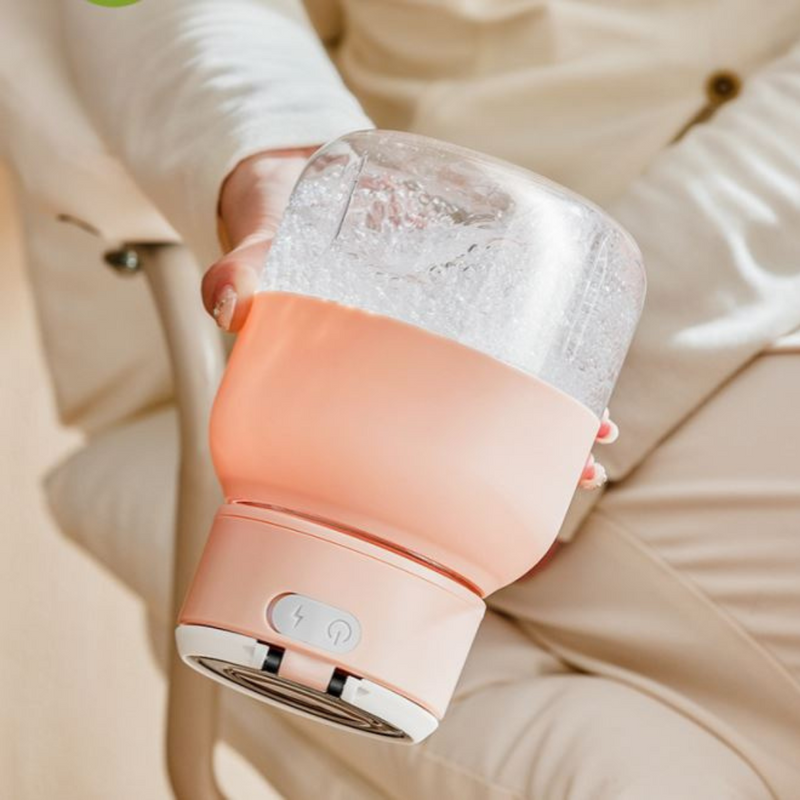 Tragbarer rosa Entsafter mit kabelloser Ladefunktion, ideal für unterwegs.