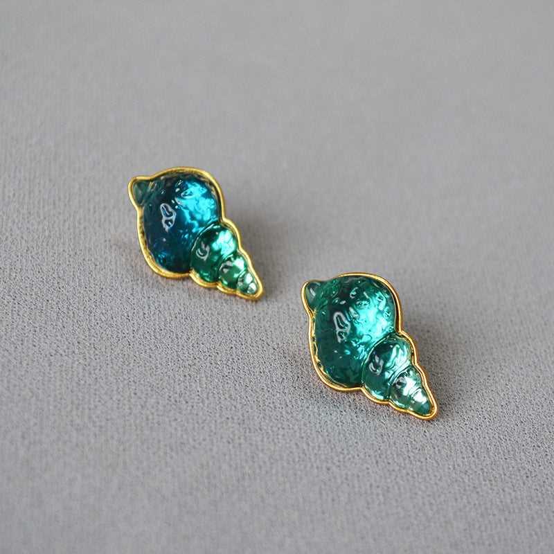 Grüne Muschel-Ohrringe, goldumrandet, handgefertigt, modisch, Damen-Schmuck, Geschenkidee.