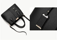 Schwarze Lederhandtasche mit goldenen Details, elegante Damenmode, stilvolles Accessoire.