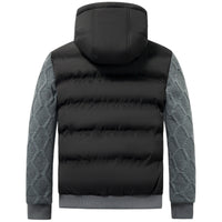 Schwarze Daunenjacke mit grauen Ärmeln und Kapuze, gesteppte Details, Wintermode Herren.