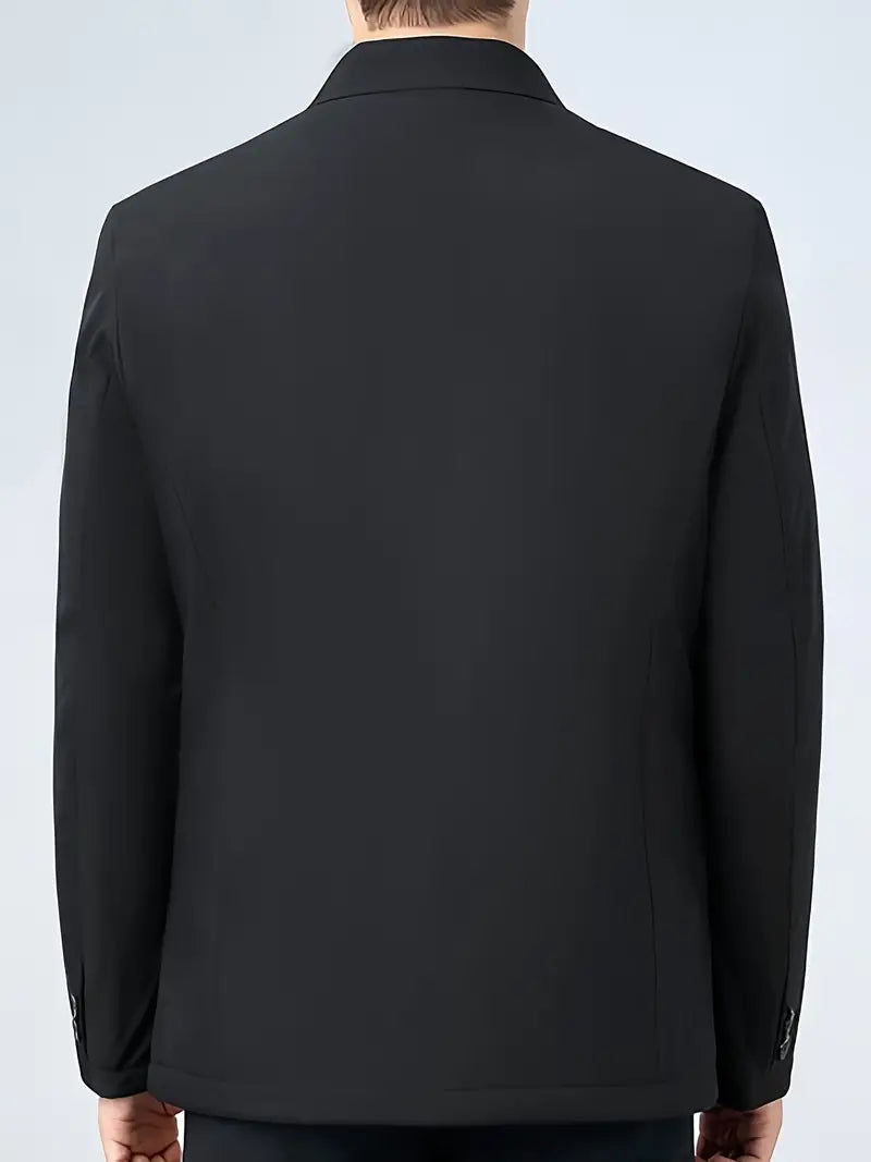 Schwarzer Herrenanzug, Rückansicht, elegantes Design, formelle Kleidung, glatter Stoff.