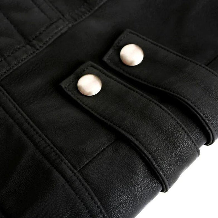 Schwarze Lederjacke Detailansicht, Nietenverschluss, hochwertige Mode, stilvolles Design.
