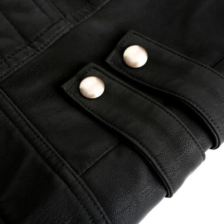 Schwarze Lederjacke Detailansicht, Nietenverschluss, hochwertige Mode, stilvolles Design.