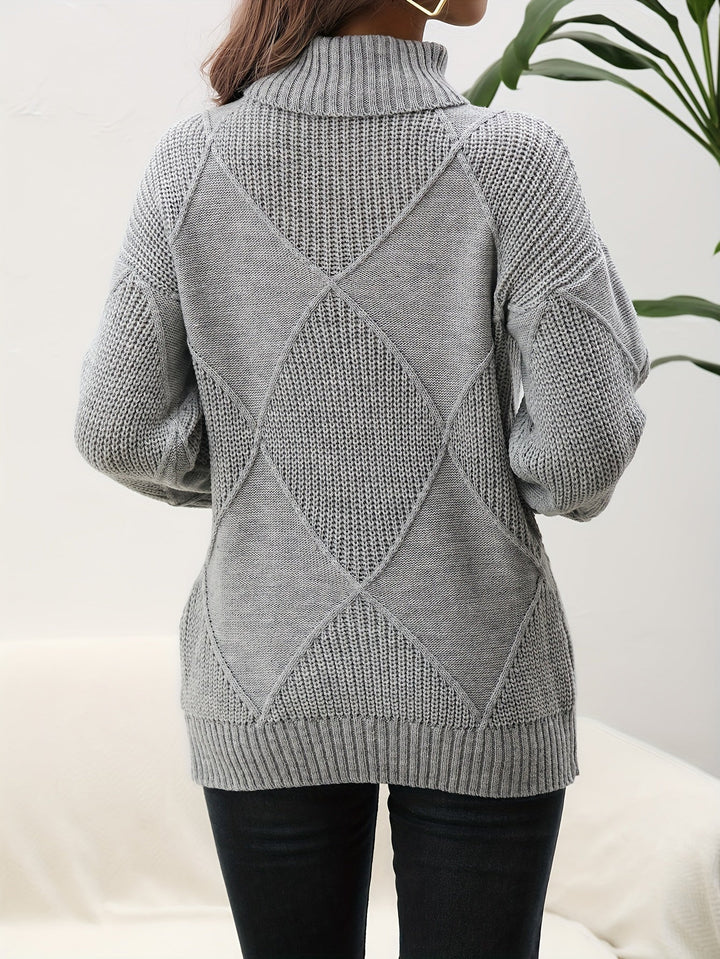 Frau in grauem Strickpullover mit Rautenmuster, Rollkragen, Herbstmode, Rückansicht.
