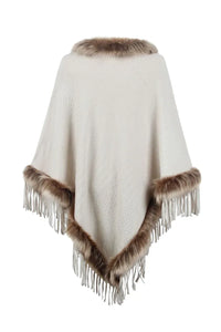 Weiße Poncho-Stola mit Kunstfellbesatz und Fransen, elegantes Damen-Accessoire, Wintermode.