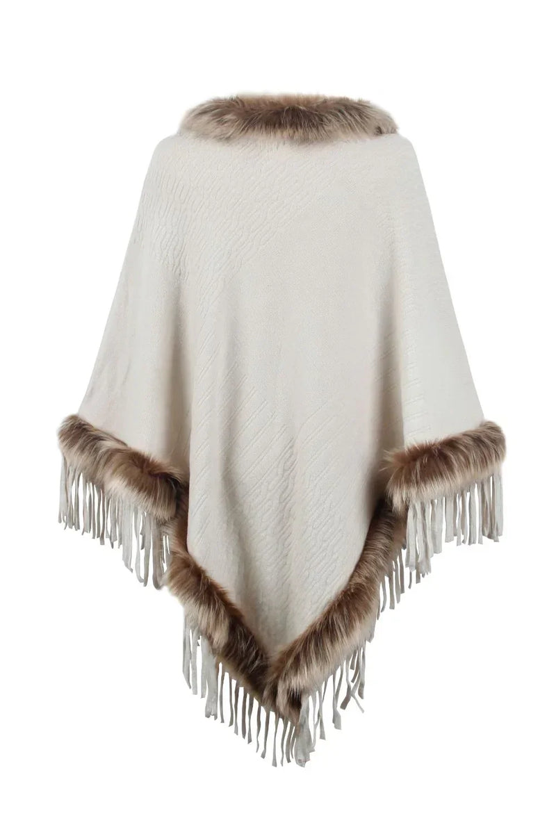 Weiße Poncho-Stola mit Kunstfellbesatz und Fransen, elegantes Damen-Accessoire, Wintermode.