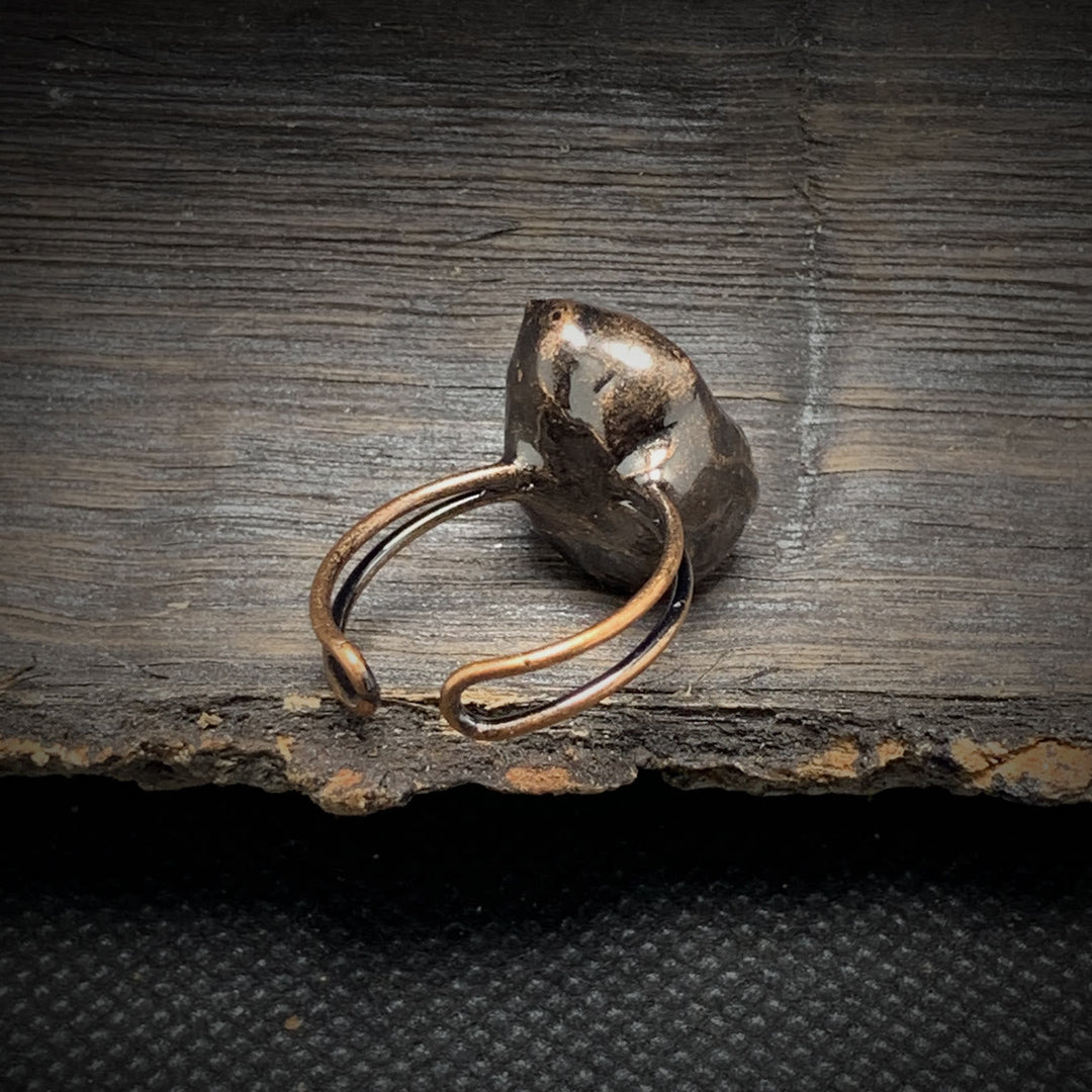 Antiker Silberring mit rustikalem Design auf Holzoberfläche, handgefertigter Schmuck.