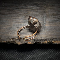 Rustikaler Silberring mit unregelmäßiger Form auf dunklem Holz, handgefertigter Schmuck.