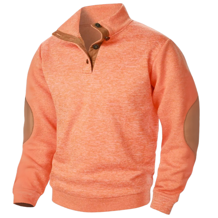 Orangefarbener Pullover mit Knopfleiste und braunen Ellbogen-Patches, Herrenmode, Freizeitkleidung.