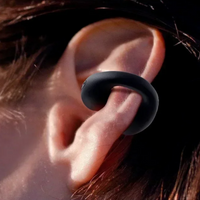 Schwarzer kabelloser Ohrhörer am Ohr, ergonomisches Design, Bluetooth-Kopfhörer.