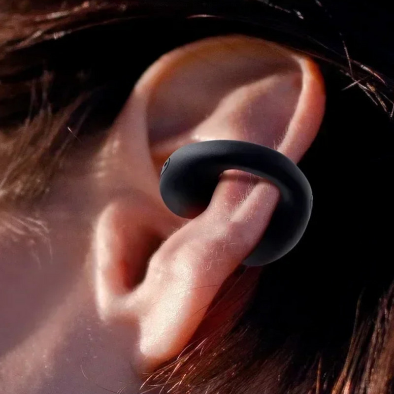 Schwarzer kabelloser Ohrhörer am Ohr, ergonomisches Design, Bluetooth-Kopfhörer.