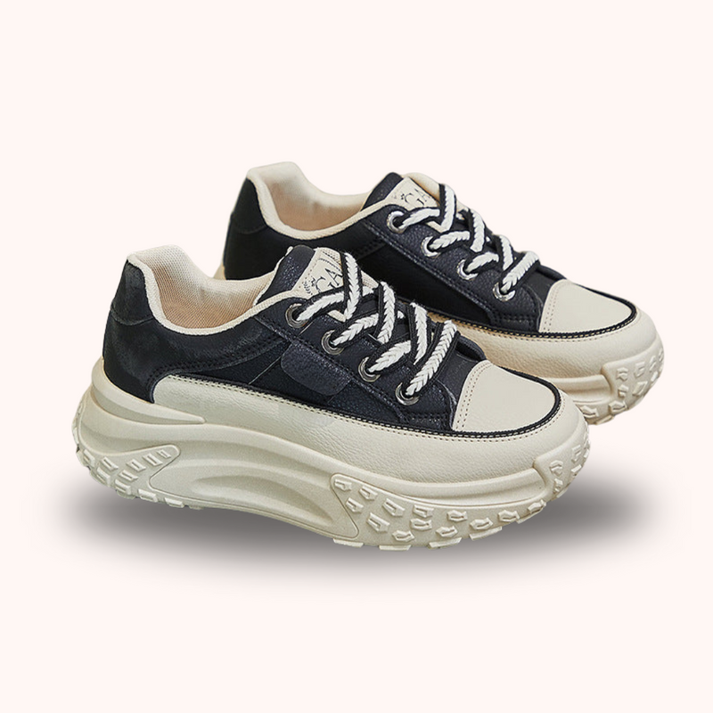 Schwarze und weiße Plateau-Sneaker mit dicker Sohle, modische Freizeitschuhe für Damen.